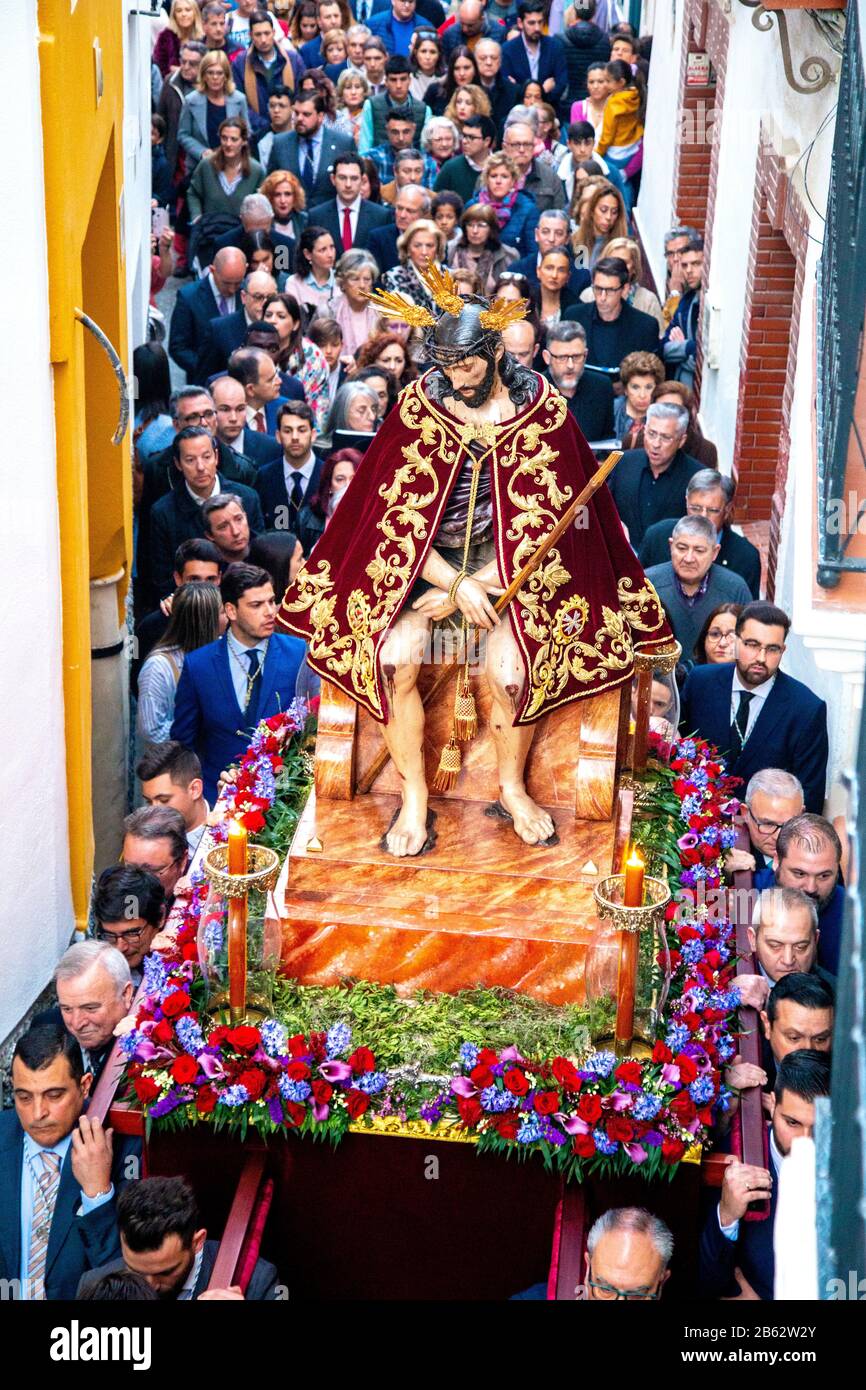 Festwagen mit Statue von Jesus Christus, getragen von den Teilnehmern der Karwoche (Semana Santa) Prozession in Sevilla, Spanien Stockfoto
