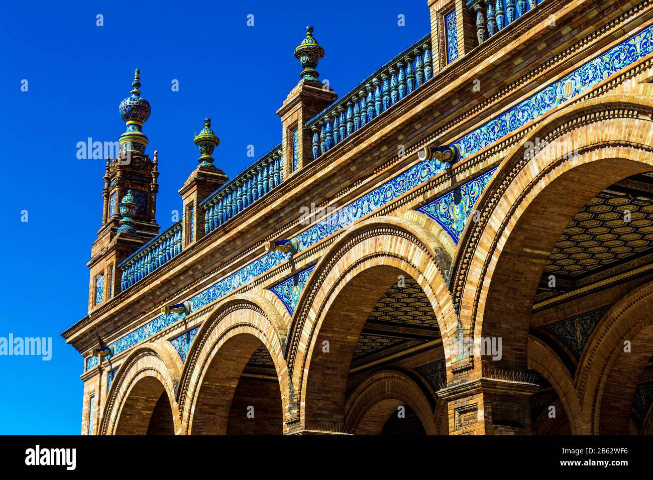 Nahaufnahme von gewölbten und dekorativen blauen Azulejo-Keramikfliesen, Außenansicht des Pavillons auf der Plaza de España im Parque de María Luisa, Sevilla, Spanien Stockfoto
