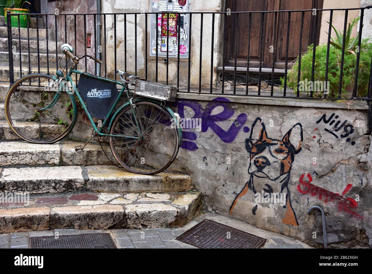 Traditionelles Fahrrad als Werbung für Café Antiquari und Canine Artwork von Sonríe, @inkterrorist in der Altstadt von Palma, Spanien, Europa. Stockfoto