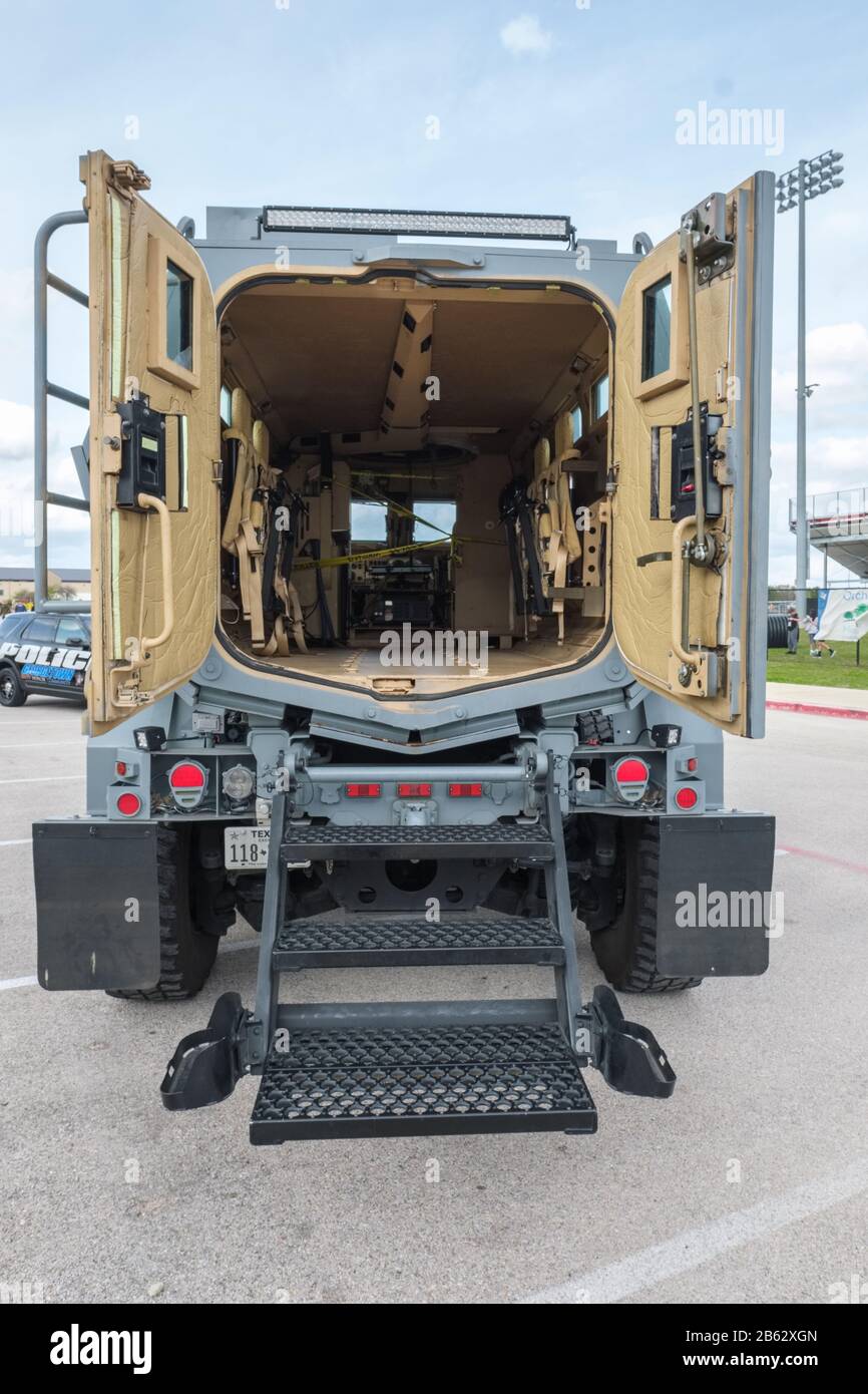 Rückansicht in das Innere des ehemaligen Militärfahrzeugs MRAP Mine-Resistant Ambush Protected Vehicle, das von der örtlichen Polizeibehörde als Rettungsfahrzeug verwendet wird Stockfoto
