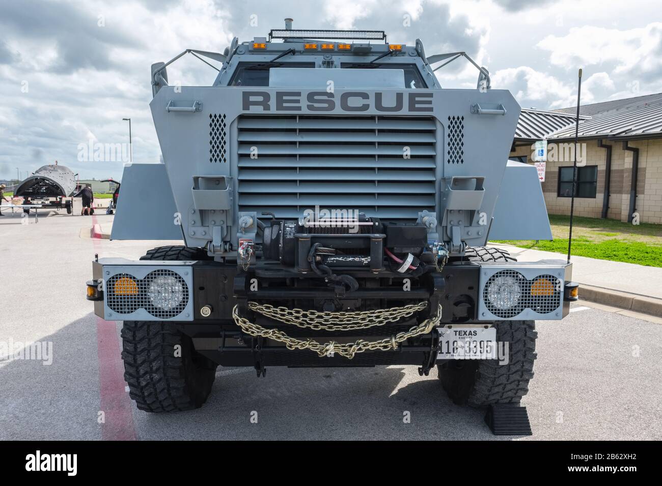 Vorderansicht des ehemaligen militärischen MRAP-Hinterhalt-Geschützten Fahrzeugs, das von der örtlichen Polizeibehörde als Rettungsfahrzeug verwendet wird Stockfoto