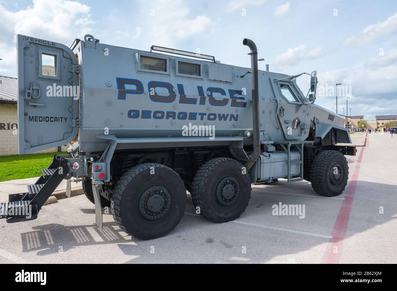 Seitenansicht des ehemaligen Militärfahrzeugs MRAP Mine-Resistant Ambush Protected Vehicle, das von der örtlichen Polizeibehörde als Rettungsfahrzeug verwendet wird Stockfoto