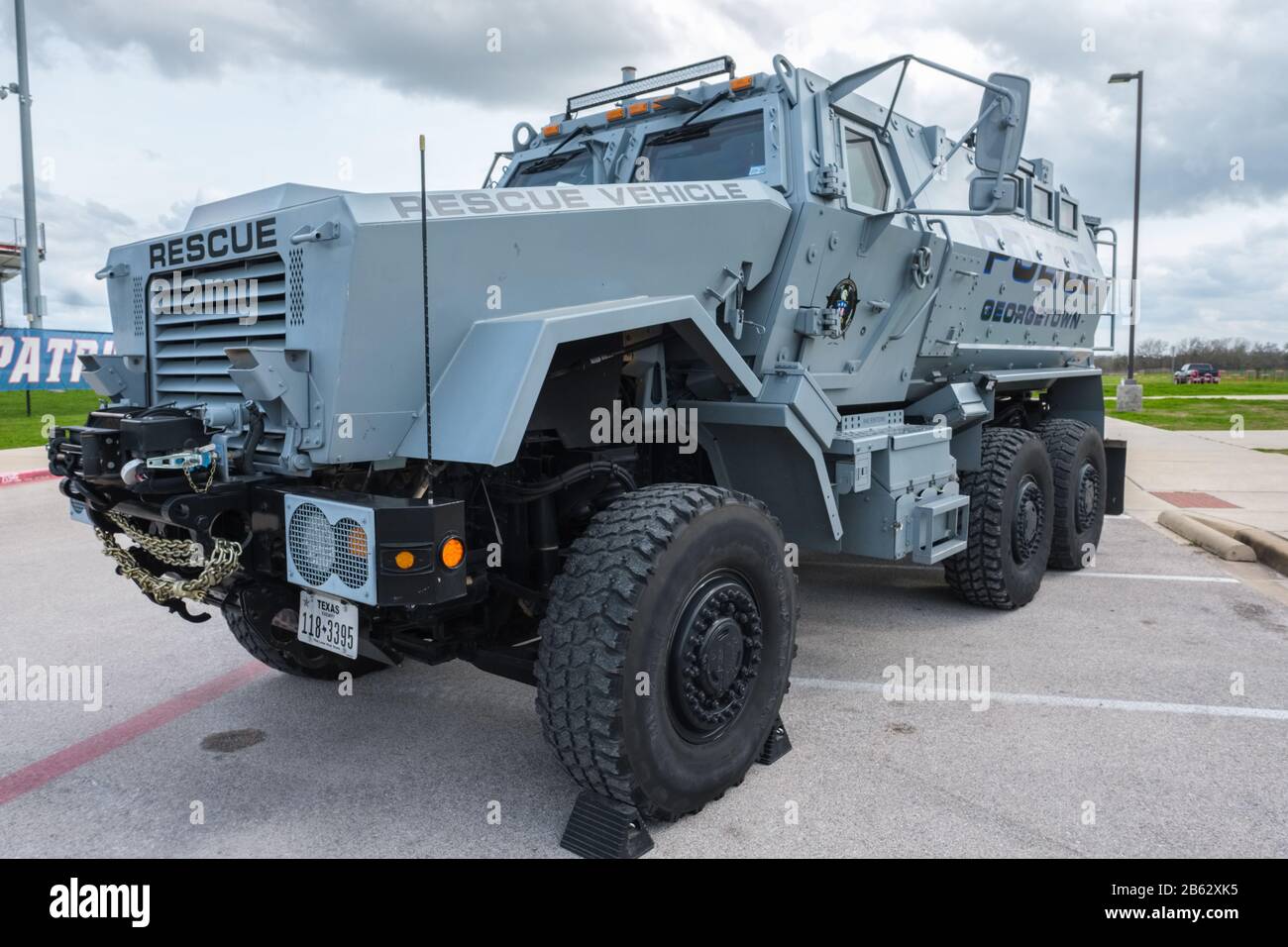 Vorderansicht des ehemaligen Militärfahrzeugs MRAP Mine-Resistant Ambush Protected Vehicle, das von der örtlichen Polizeibehörde als Rettungsfahrzeug verwendet wird Stockfoto