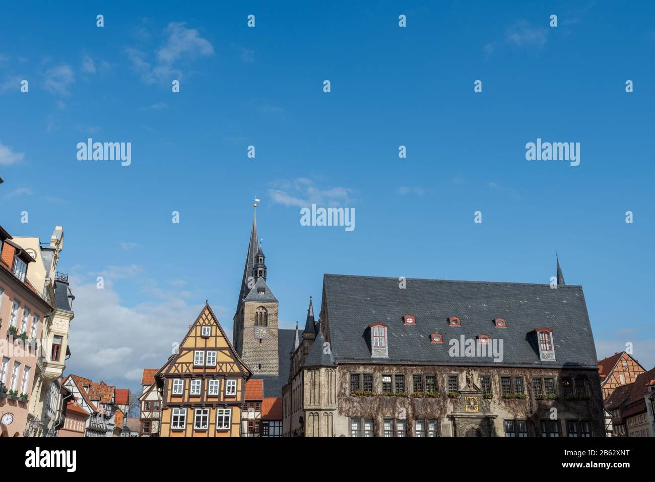 Rathausplatz von Quedlinburg am sonnigen Tag Stockfoto