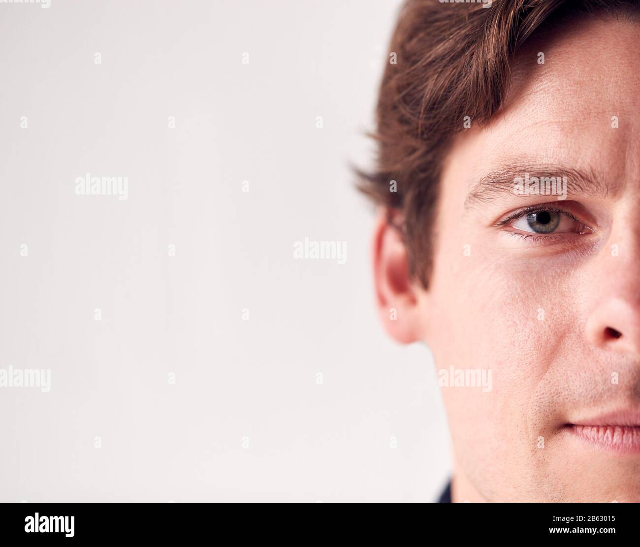 Nahaufnahme Portrait Man Mit Smile Standing In Studio Stockfoto