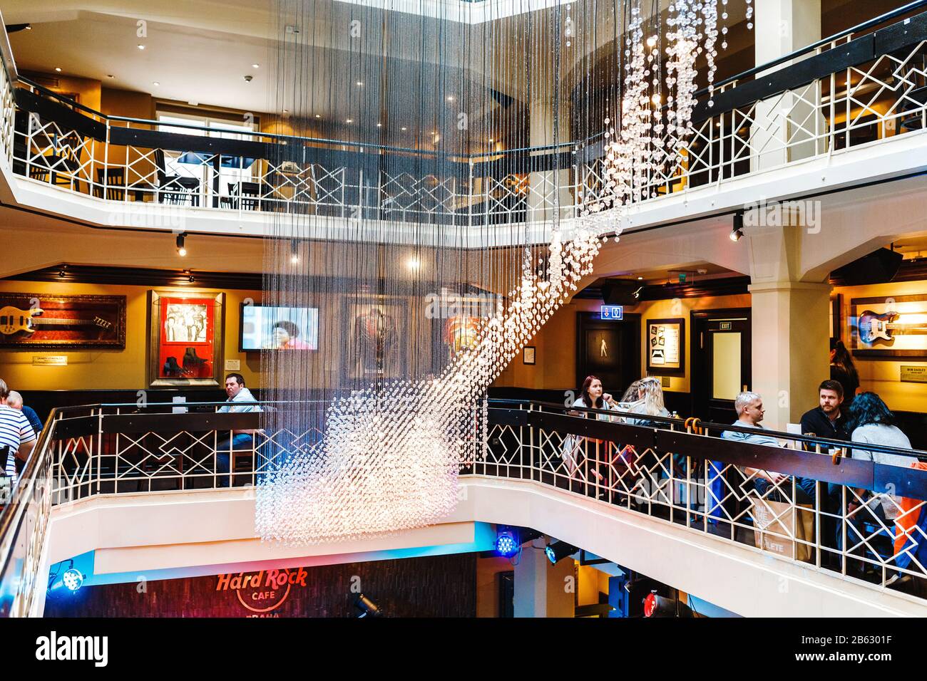 Prag, TSCHECHIEN - 18. MÄRZ 2017: Interieur des Restaurants Hard Rock Café mit einem riesigen ungewöhnlichen Kronleuchter in Form einer Gitarre Stockfoto