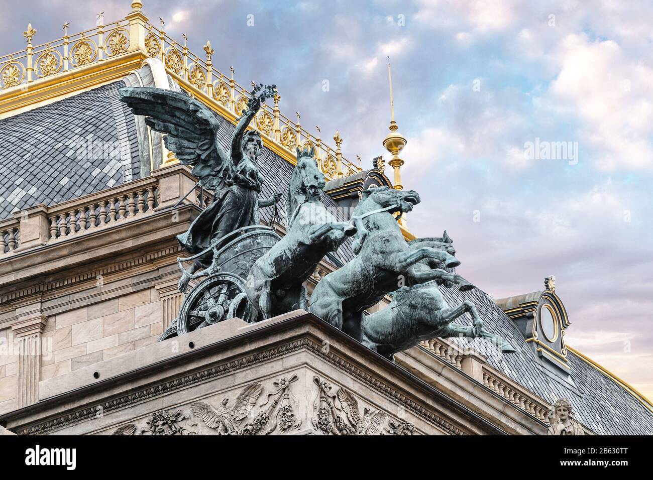 Architekturdetails in der Nähe des Prager Nationaltheaterdachs Stockfoto