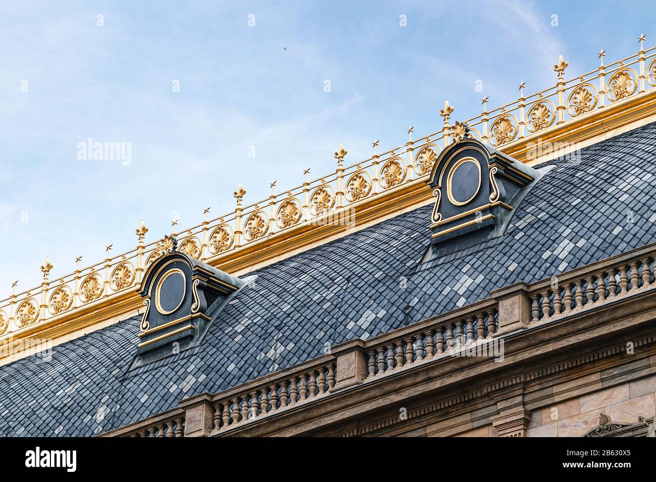 Architekturdetails in der Nähe des Prager Nationaltheaterdachs Stockfoto