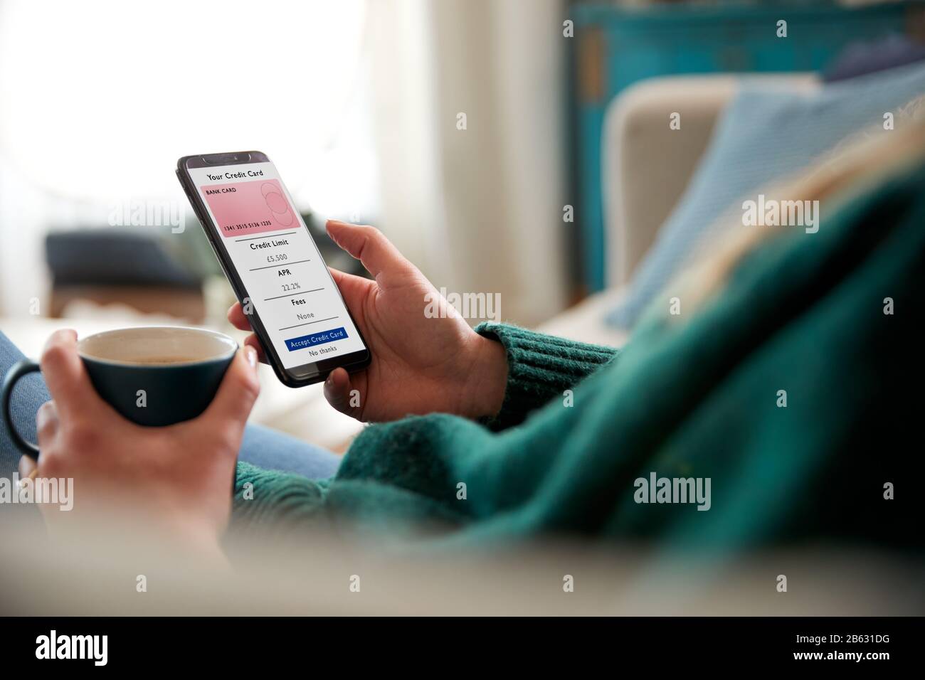 Nahaufnahme Der Frau, Die Sich Online Mit Dem Mobiltelefon Zu Hause Um Eine Kreditkarte Bewirbt Stockfoto