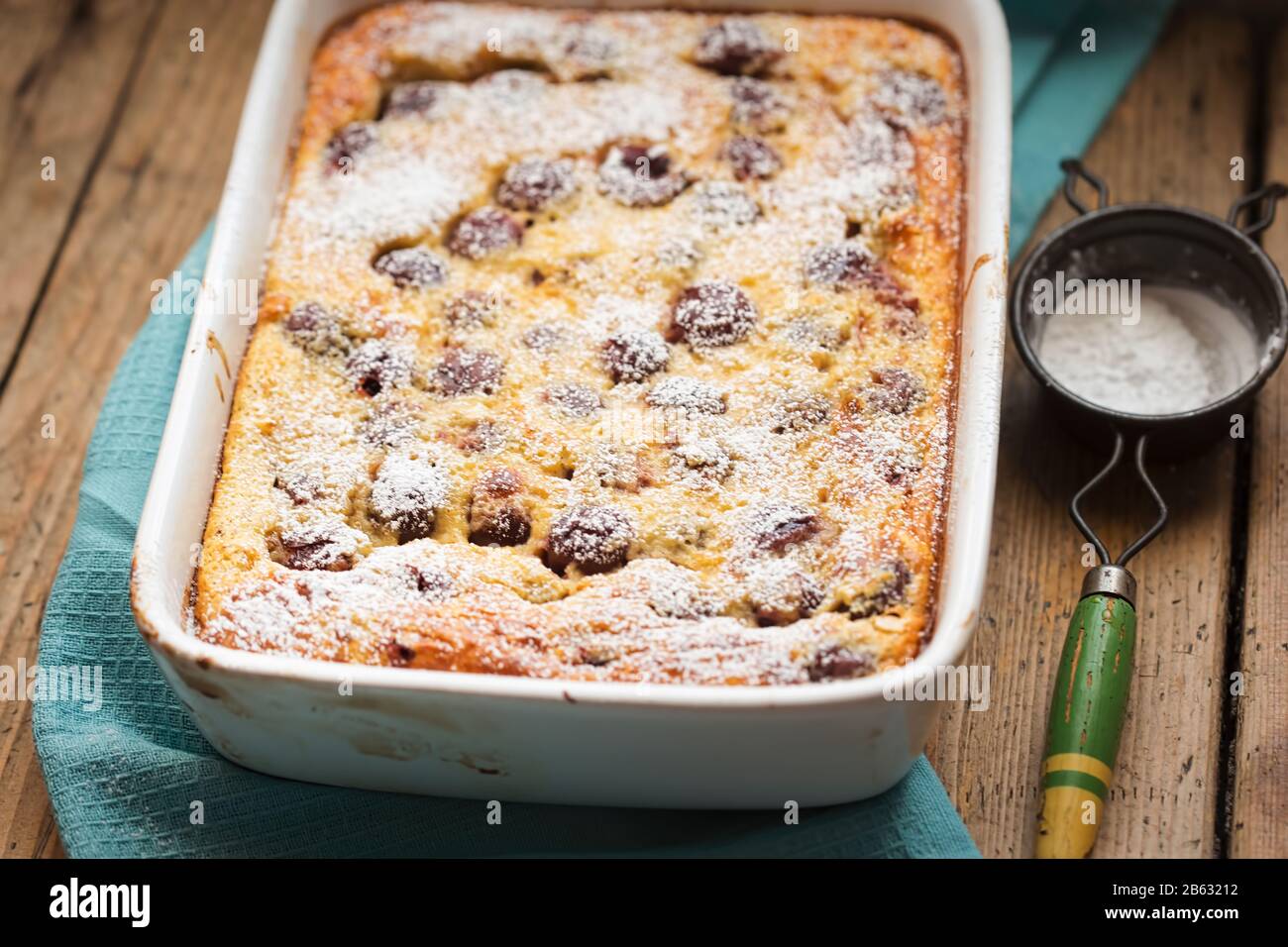 Cherry Clafoutis mit Puderzucker Stockfoto