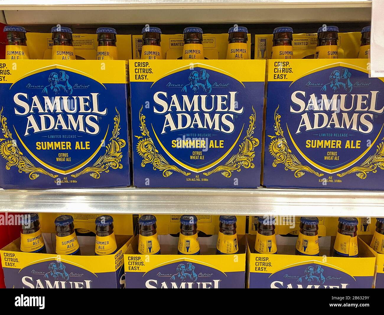 Orlando, FL/USA-3/7/20: Eine Anzeige von sechs Flaschen Samuel Adams Summer Ale auf einem Anzeigeboden eines Publix Lebensmittelgeschäftes. Stockfoto