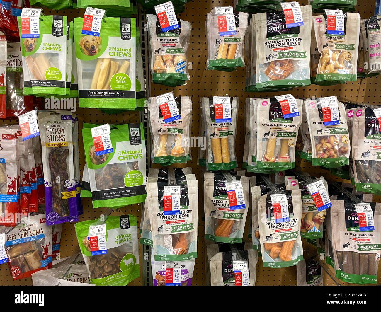 Orlando, FL/USA-3/7/20: Eine Anzeige von Haustierangeboten in einem Petsmart Superstore, die für Tierbesitzer zum Kauf für ihre Haustiere bereitsteht. Stockfoto