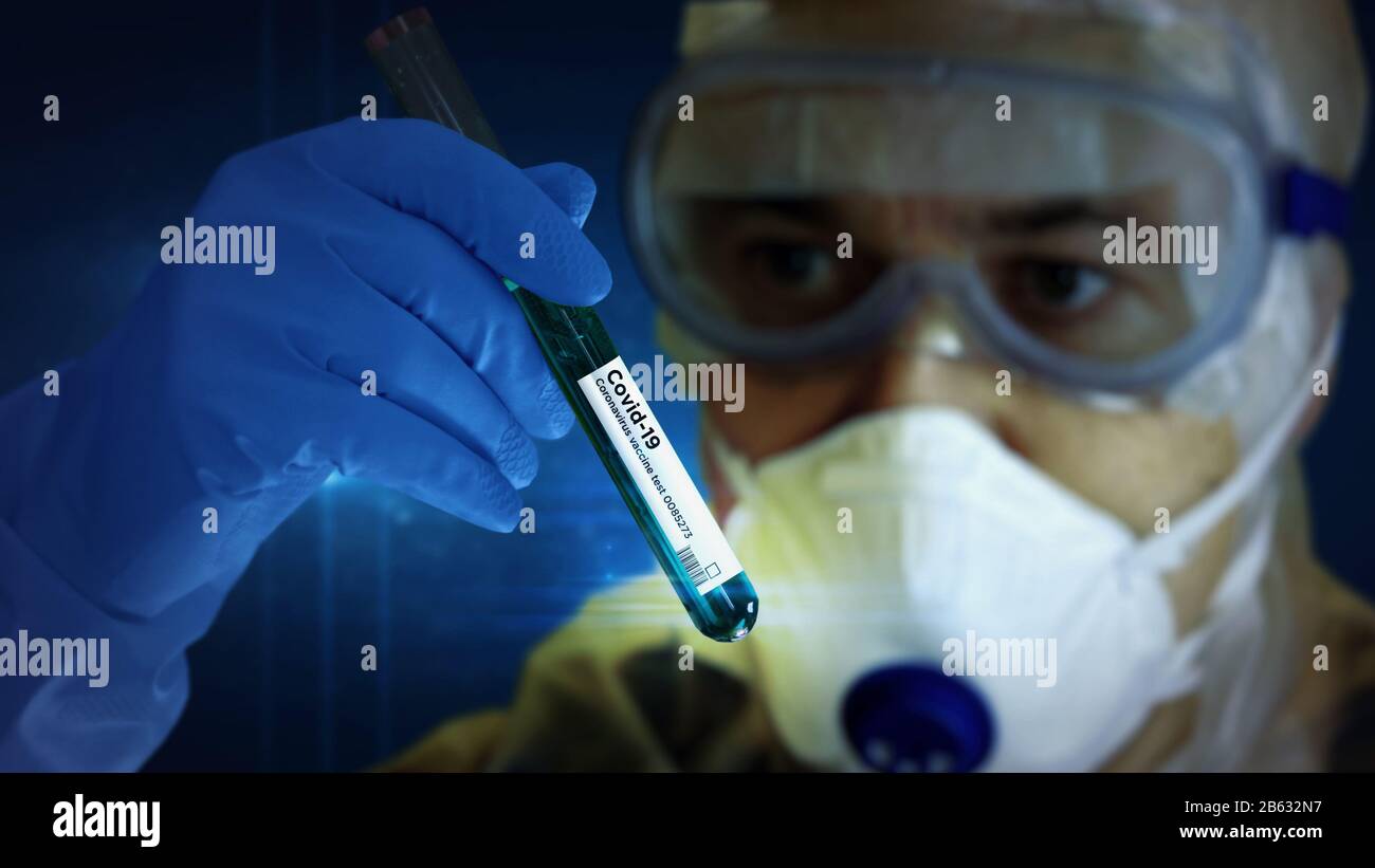 Coronavirus Covid-19-Impfstoffsuche. Wissenschaftler in Schutzbrille und Maske mit Reagenzglas in Handschuhhand. Begriff der Wissenschaft, Biologie, Gesundheit, Medizin Stockfoto