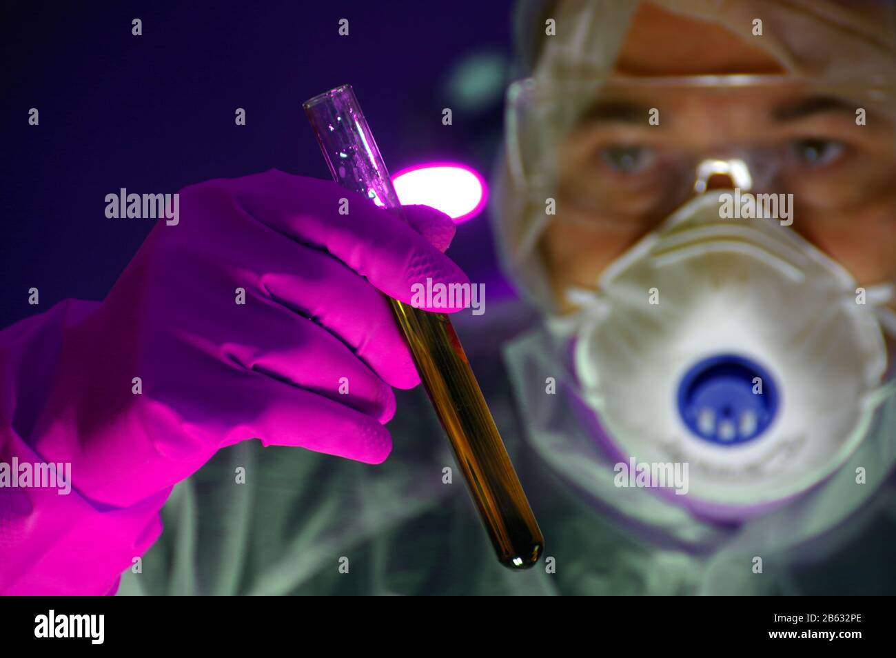 Wissenschaftler in Maske und Schutzglas mit Reagenzglas in Handschuhhand. Konzept von Labor, Wissenschaftsforschung, Biologie, Chemieexperiment, Biotechno Stockfoto