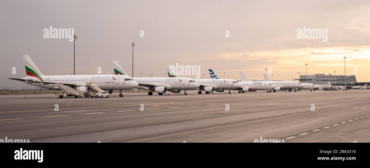 Sofia - 7. März 2020: Flugzeuge auf dem internationalen Flughafen in der Hauptstadt Bulgariens Stockfoto