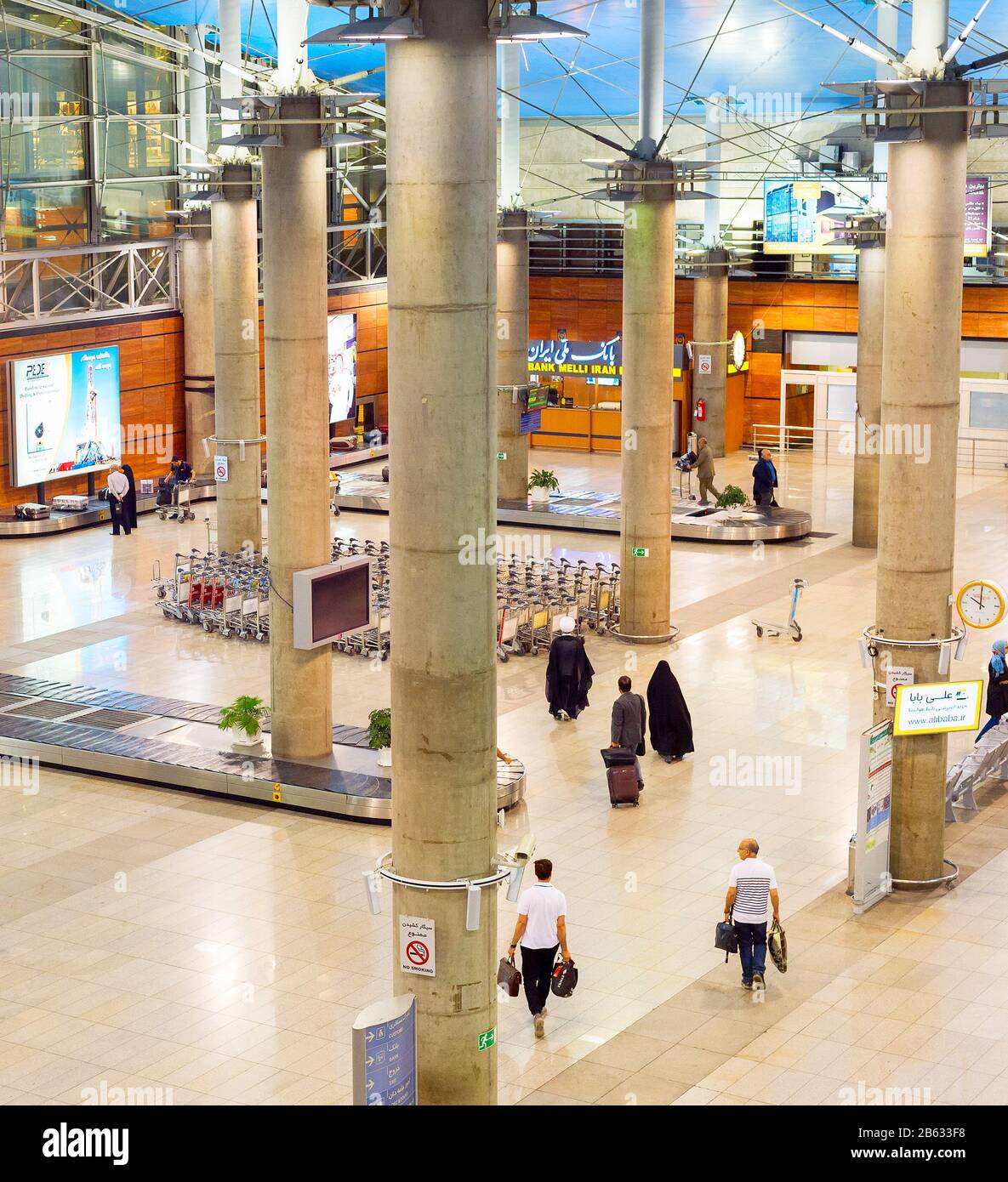 Teheran, Iran - 22. MAI 2017: Die Menschen warten auf das Gepäck in Teheran Imam Khomeini International Airport Stockfoto