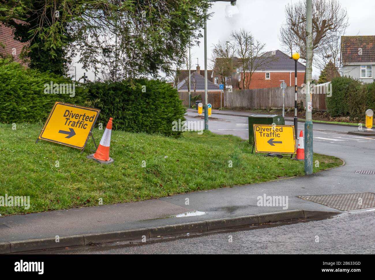 Verwirrende Straßenschilder der britischen Umleitung, die den Verkehr in beide Richtungen bringen Stockfoto