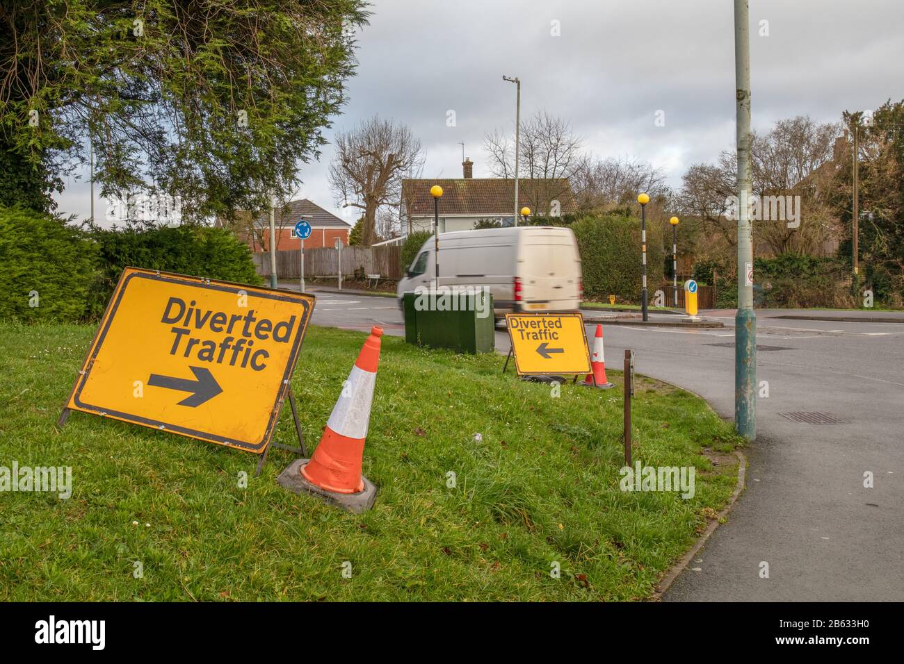 Verwirrende Straßenschilder der britischen Umleitung, die den Verkehr in beide Richtungen bringen Stockfoto