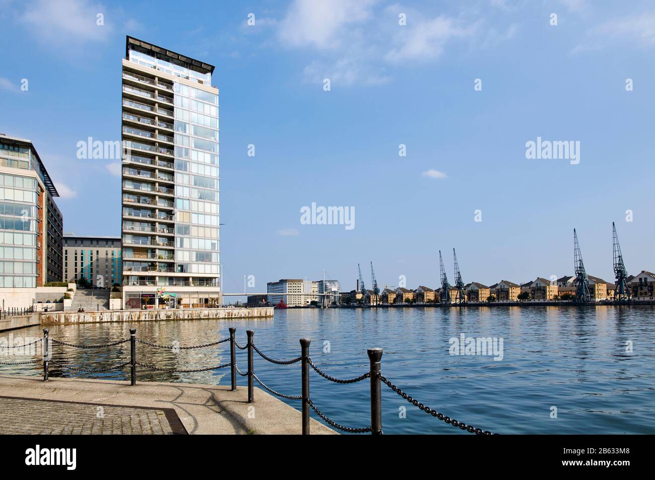 Royal Victoria Dock in Londons Docklands, Großbritannien, mit neuen Apartmentgebäuden Stockfoto