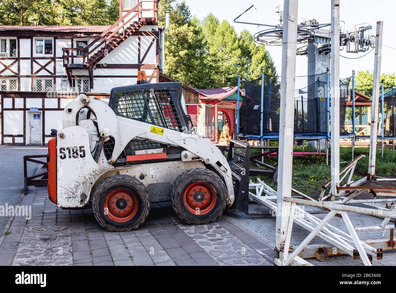 Mini Bobcat arbeitet an einem Wiederaufbau des Gebäudes Stockfoto