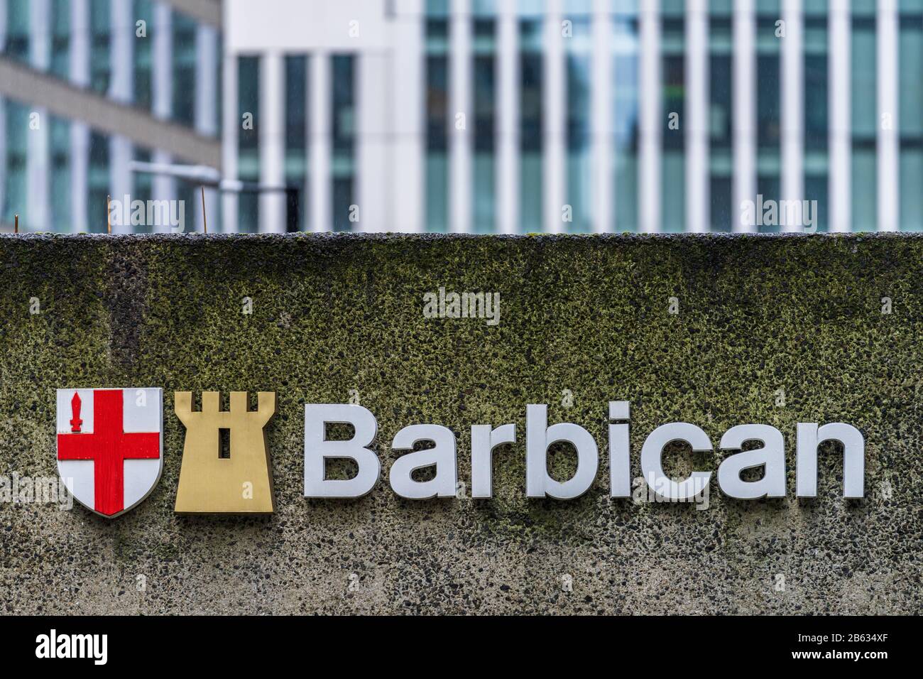 Barbican Sign London - The Barbican ist ein Anwesen im brutalistischen Stil im Herzen der City of London. Architekten Chamberlin, Powell und Bon. Stockfoto