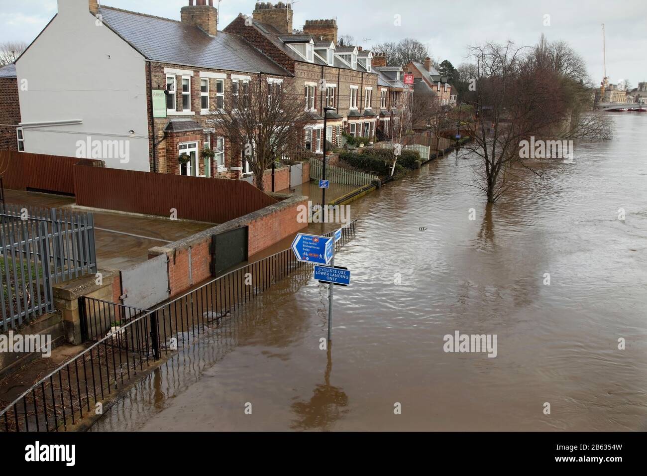 Überschwemmung im März 2020 vom Fluss Ouse am Dame Judi Dench Walk, York, Großbritannien. Stockfoto