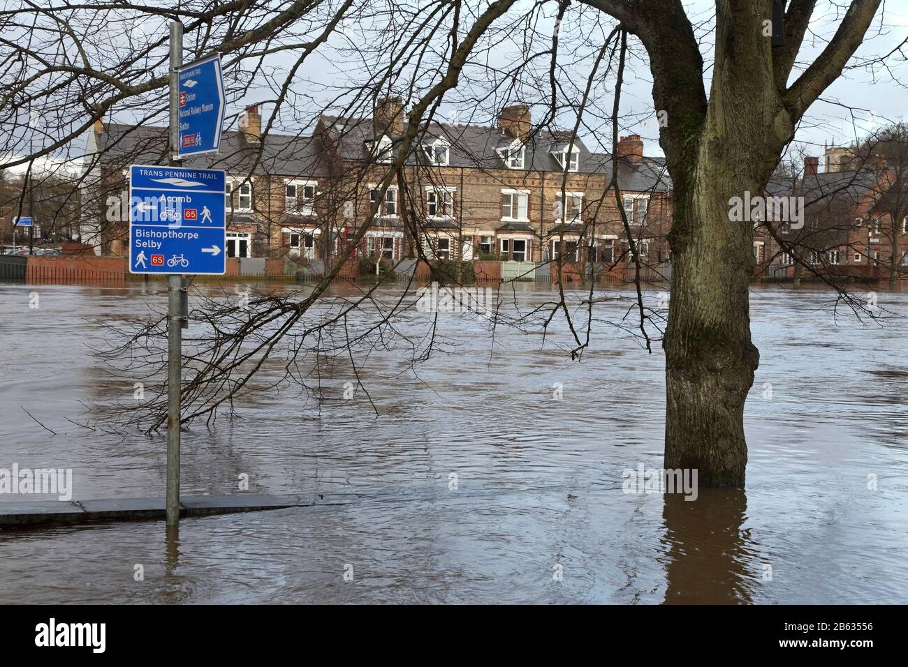 Überschwemmung im März 2020 vom Fluss Ouse an der Scarborough Bridge mit Blick über den Fluss zum Dame Judi Dench Walk, York, Großbritannien. Stockfoto