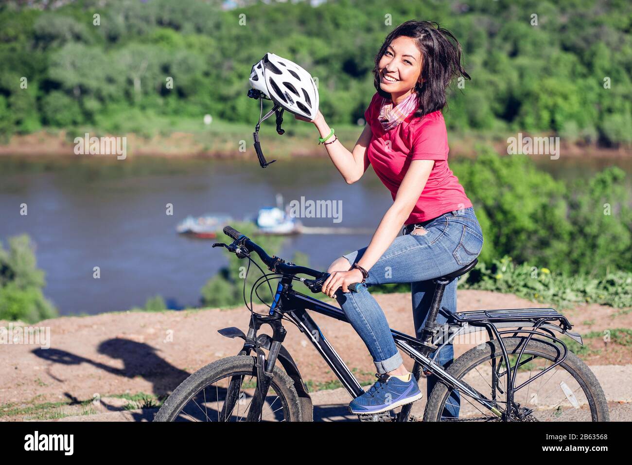 Fahrradhelm - Frau, Radfahren Helm auf außerhalb während der Fahrt mit dem Fahrrad. Stockfoto