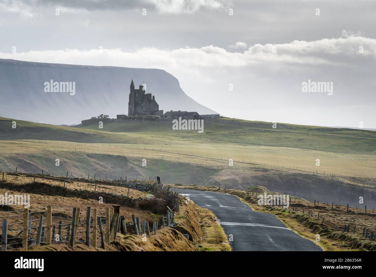 Mullaghmore, Irland - 23. Februar 2020: Cassiebawn Castle ist in der Ferne zu sehen Stockfoto