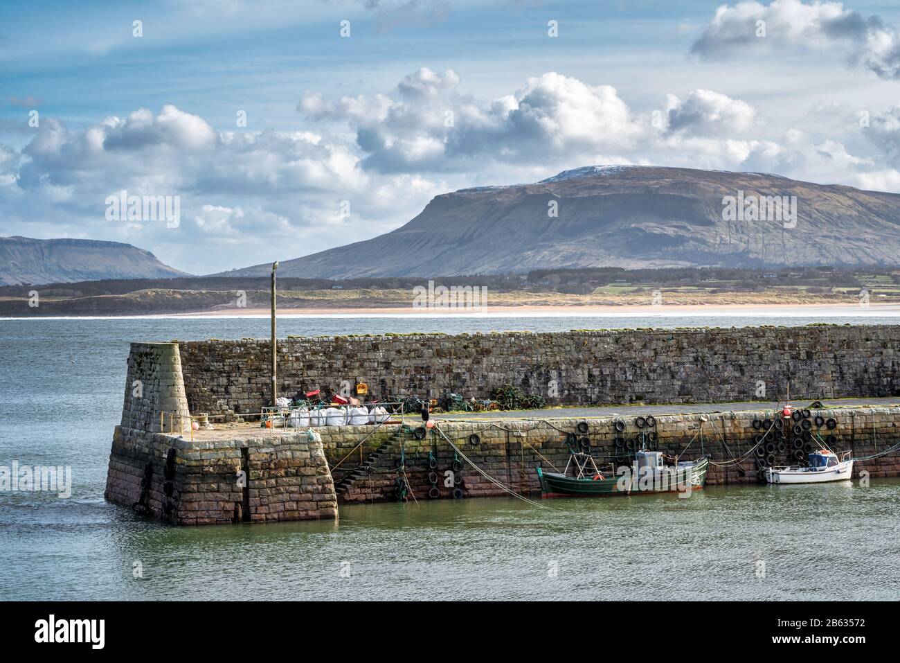 Mullaghmore Harbour Wall und Wasserfahrzeuge Stockfoto