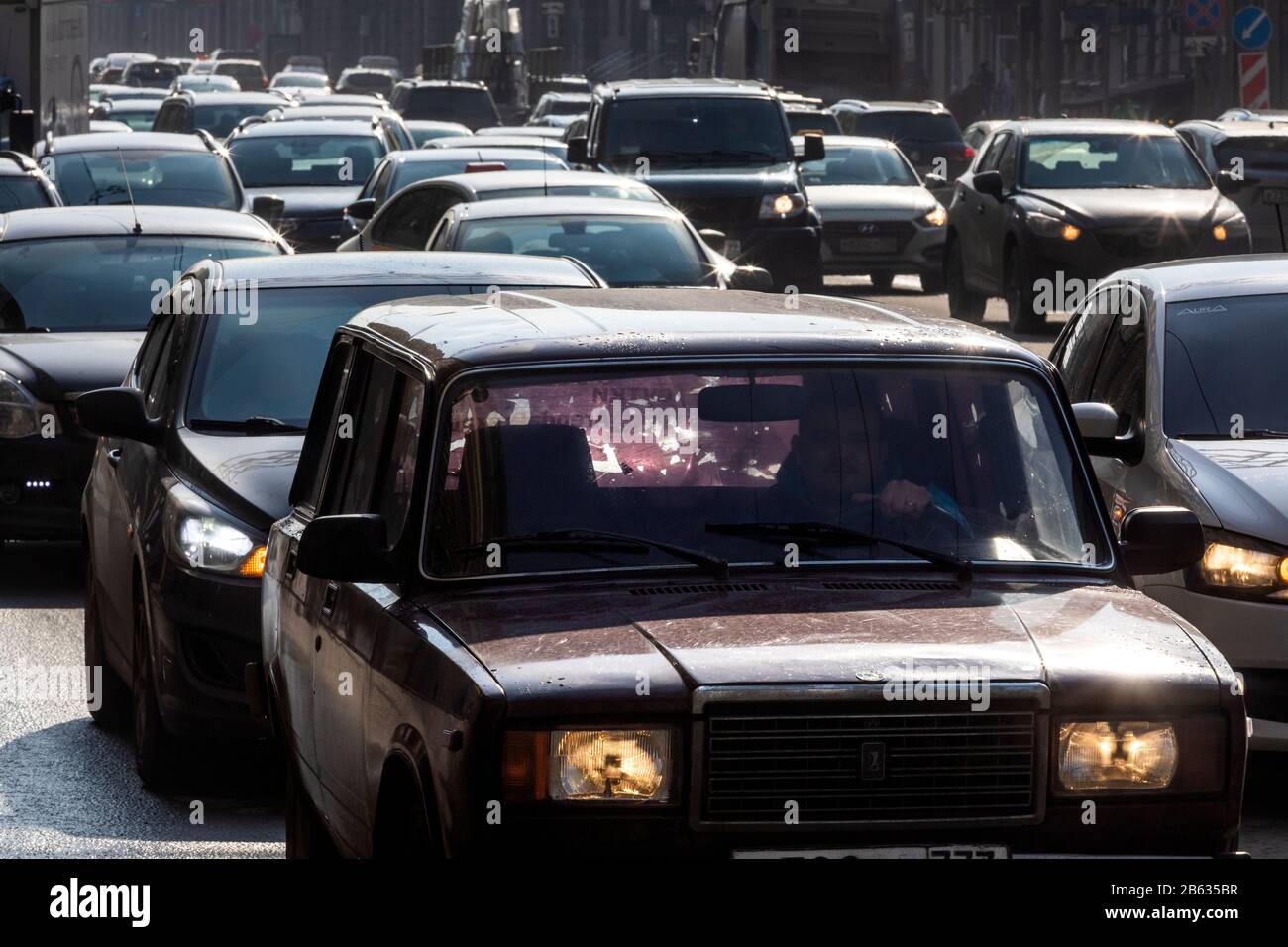 Viele Autos im Stau auf der Mira Avenue in Moskau, Russland Stockfoto