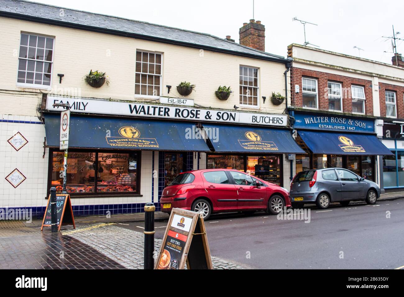 Die Fassade von Walter Rose und Son Butchers, ein langer lokaler Metzgerdienst in Devizes Wiltshire Stockfoto