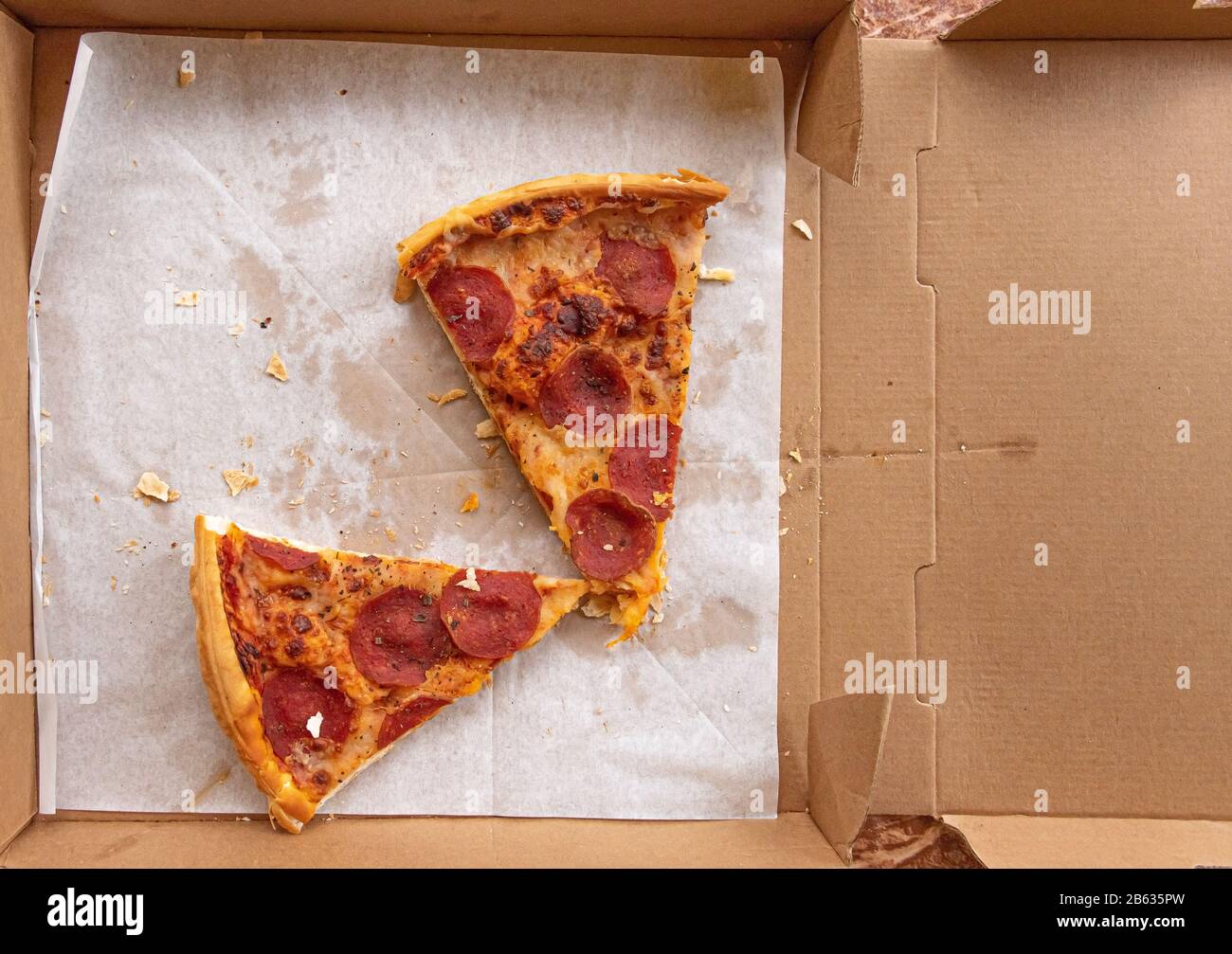 Veraltete, übrig gebliebene Pizzabäckchen in der Pizza-Lieferbox Stockfoto