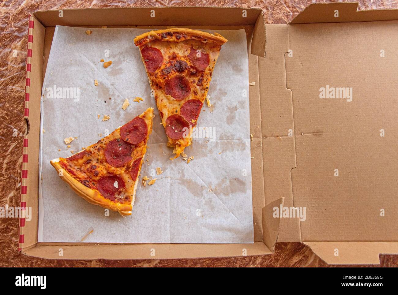 Veraltete, übrig gebliebene Pizzabäckchen in der Pizza-Lieferbox Stockfoto