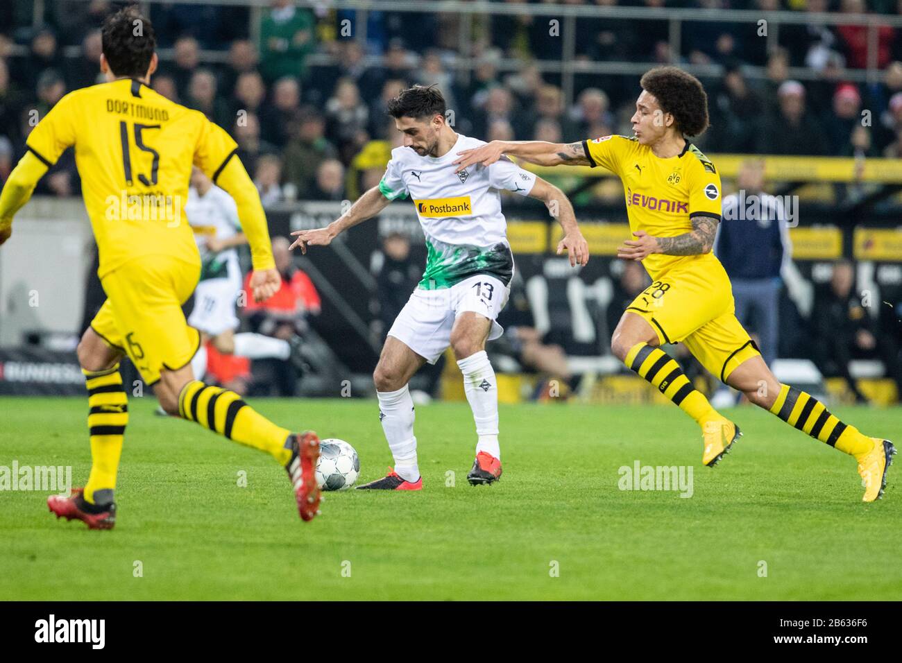 Mönchengladbach, Deutschland, Borussiapark, 7.03.2020: Lars Stindl von Bor. Mönchengladbach (M) fordert Axel Witsel von Borussia Dortmund während der Bun heraus Stockfoto