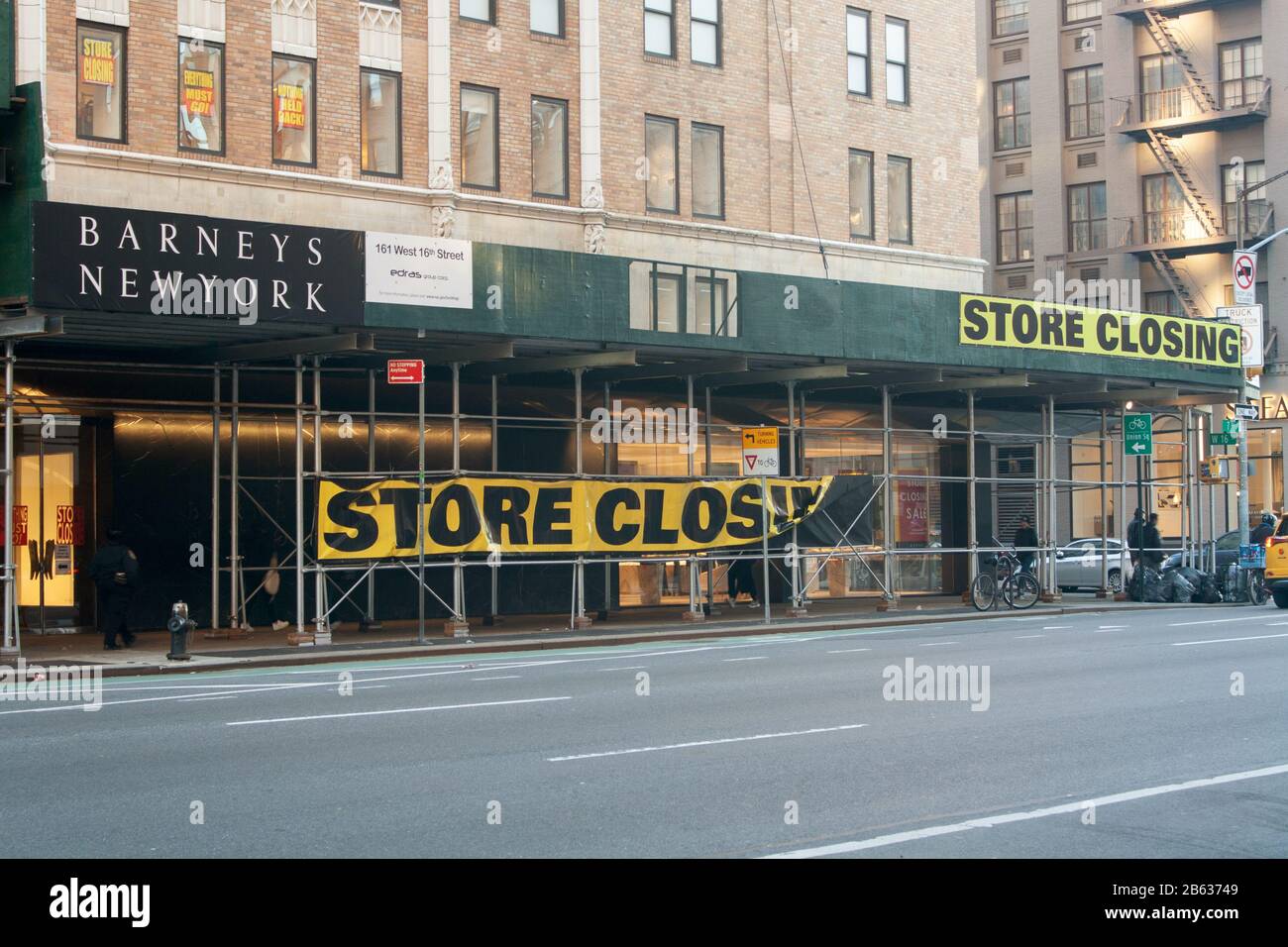 Barneys siebter Avenue Store in New York am 29. Januar 2020. Schilder werben mit ihrem Liquidationsverkauf, nachdem sie bankrott gegangen sind. Stockfoto