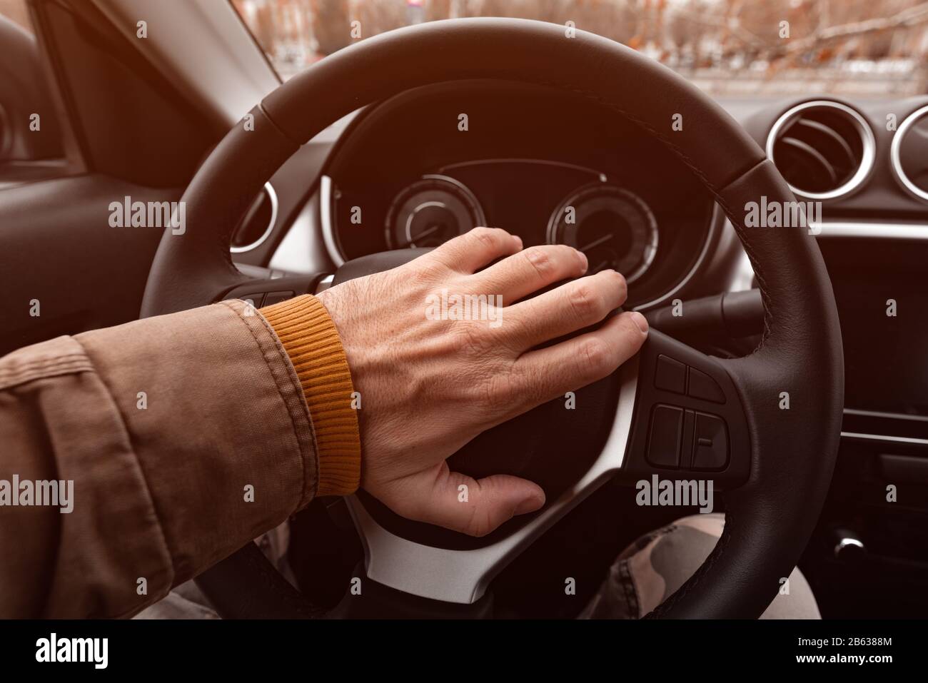 Autohupe hupen -Fotos und -Bildmaterial in hoher Auflösung – Alamy
