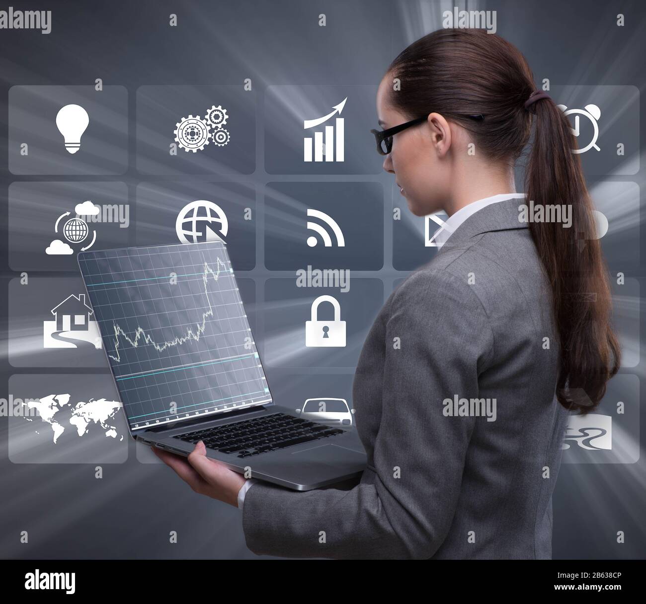 Die geschäftsfrau mit Laptop im Business Konzept Stockfoto