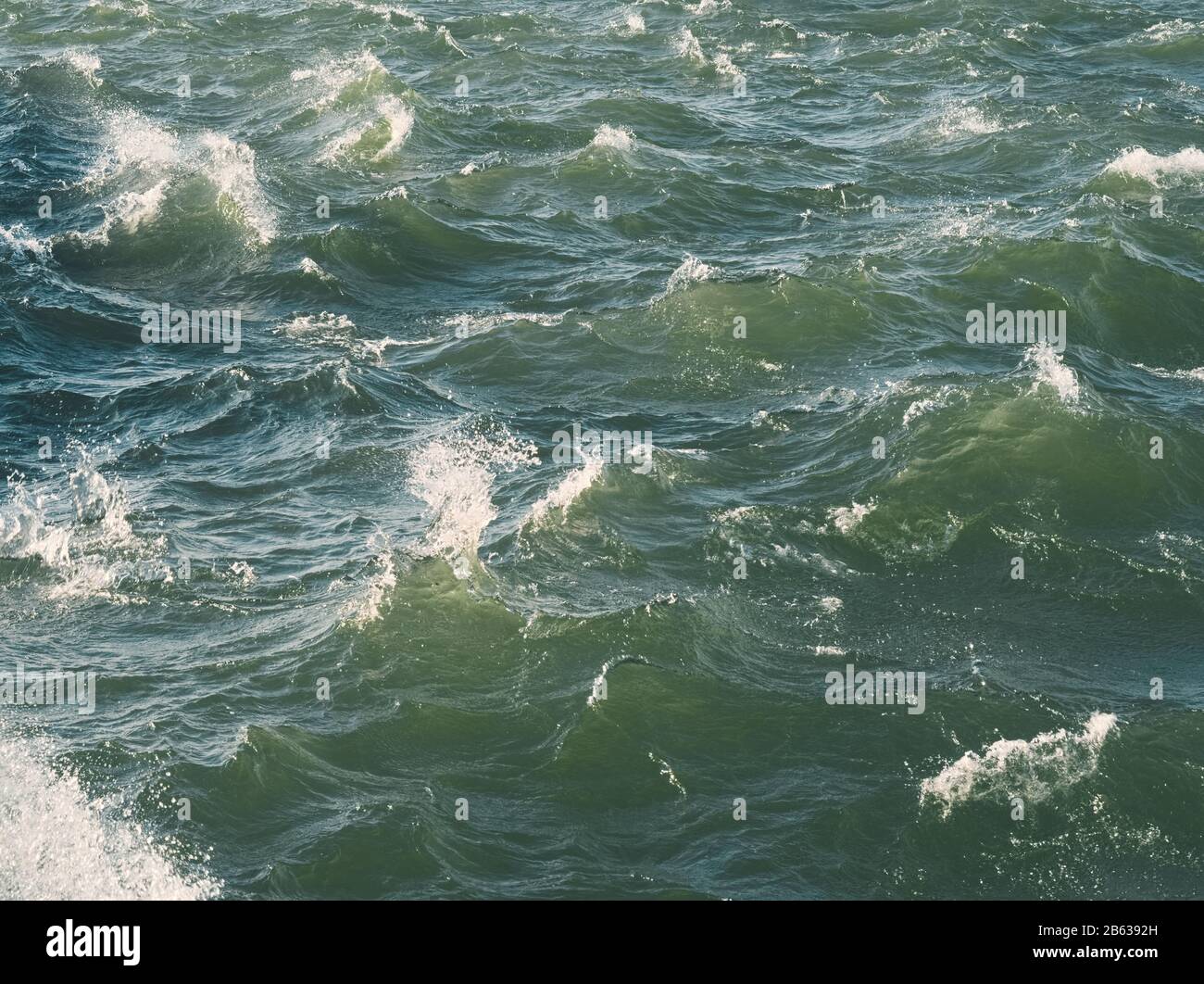 Grünliche Wasseroberfläche mit Stürmischen Wellen Nahaufnahme Stockfoto