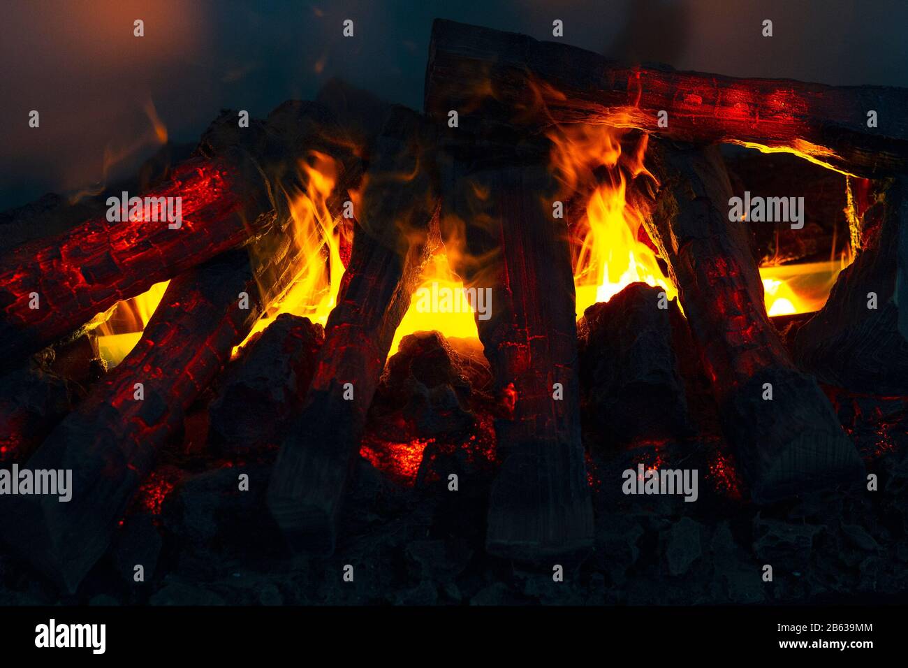 Helles Feuer im Kamin in der Nähe. Haus Stockfoto