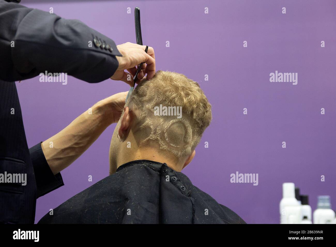 Männer Haarschneideschere in einem Schönheitssalon Stockfoto