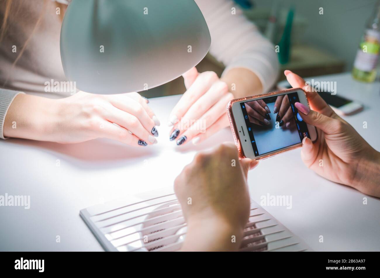 Mobile Fotografie der Maniküre. Kosmetikerin portfolio Konzept Stockfoto