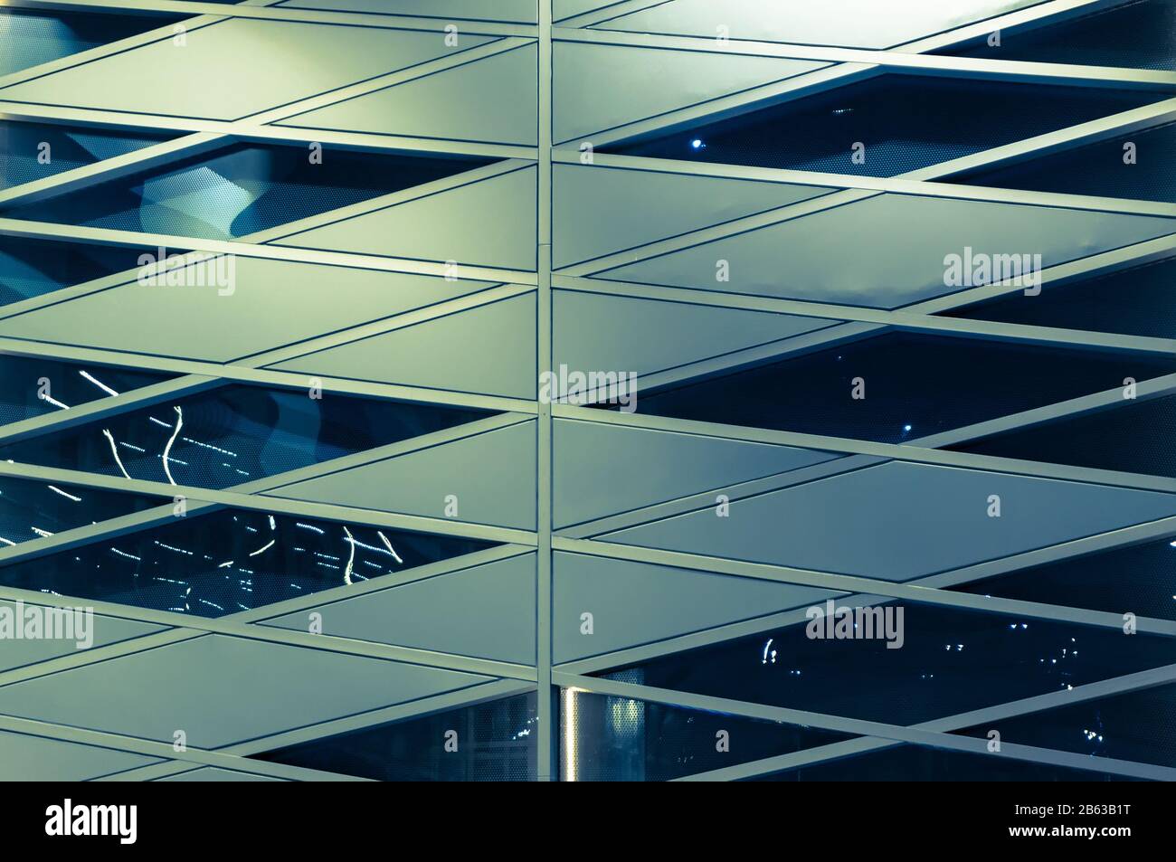 Abstrakter geometrischer Hintergrund. Fragment der ursprünglichen modernen Fensterverglasung. Getontes Foto. Stockfoto