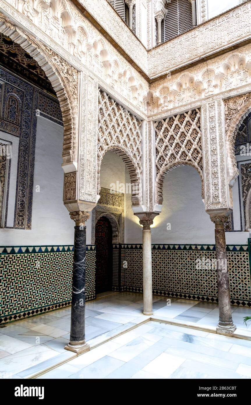 Inneneinrichtung der Terrasse der Puppen (Patio de Las Munecas) im Königlichen Alcázar von Sevilla, Spanien Stockfoto