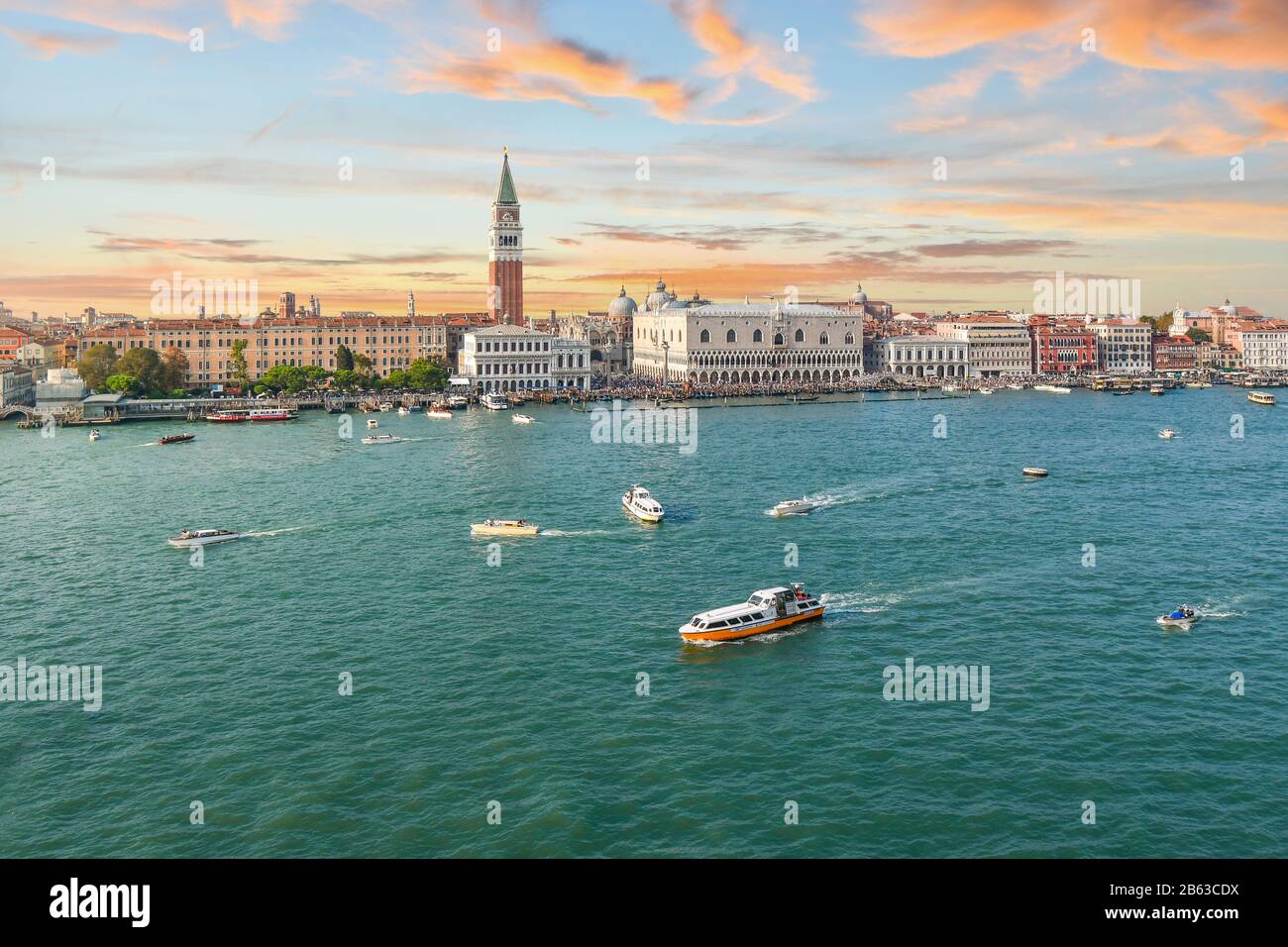 Blick auf den Canal Grande und den Giudecca Kanal bei Sonnenuntergang, der vor der Piazza San Marco, dem Turm Campanile und dem Dogenpalast in Venedig, Italien, zusammenläuft Stockfoto