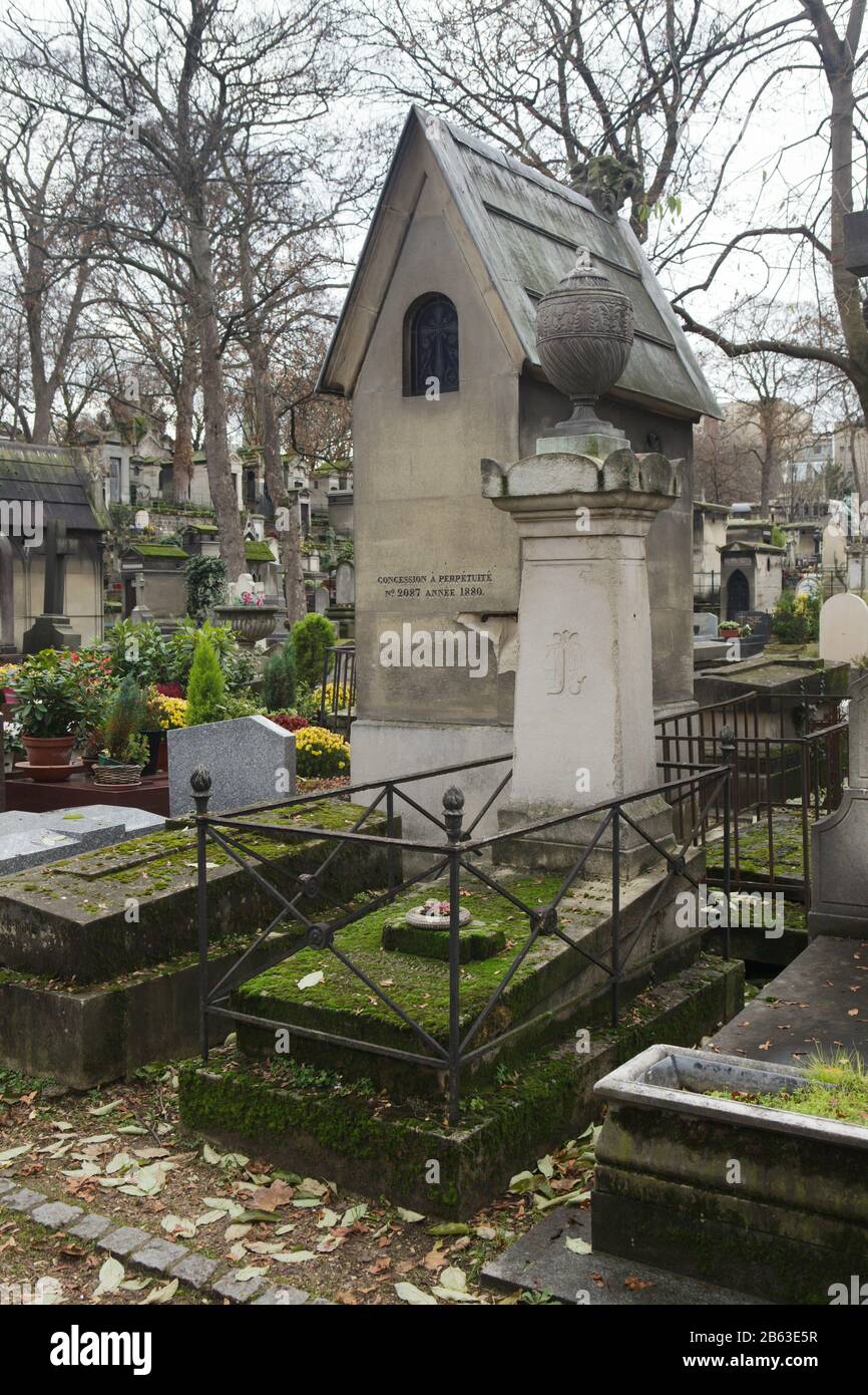 Grab des französischen Symbolisten Malers Gustave Moreau (1826-1898) auf dem Montmartre Friedhof (Cimetière de Montmartre) in Paris, Frankreich. Gustave Moreau liegt unter der Säule begraben, die mit einer Vase umgestürzt ist, die in der Mitte zu sehen ist. Stockfoto