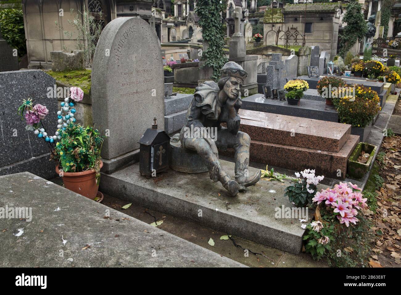 Grab des russischen Balletttänzers Vaslav Nijinsky (1890-1950) auf dem Montmartre Friedhof (Cimetière de Montmartre) in Paris, Frankreich. Die Bronzestatue von Vaslav Nijinsky als Petrushka den russischen Bildhauer Oleg Abazijew entwarf, wurde 1997 in das Grab aufgenommen. Stockfoto