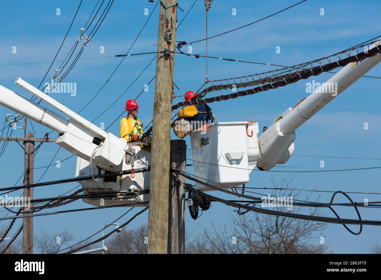 Eine Bildfolge eines Holz-Elektroversorgungsmastes, der im Laufe mehrerer Tage ersetzt wird. Stockfoto