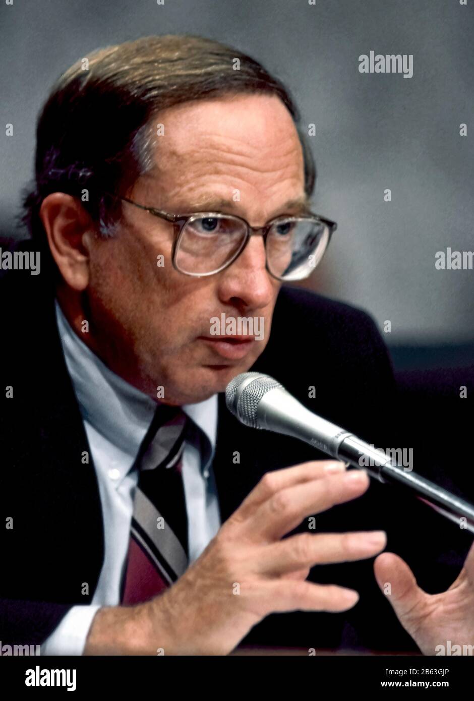 Washington, D.C. USA, 1990er Vorsitzender des Senates Armed Services Committee Senator Sam Nunn Democrat aus Georgia hört auf Aussagen über Verteidigungsausgaben während Anhörungen zum Pentagon upcoming Budget Credit: Mark Reinstein/MediaPunch Stockfoto