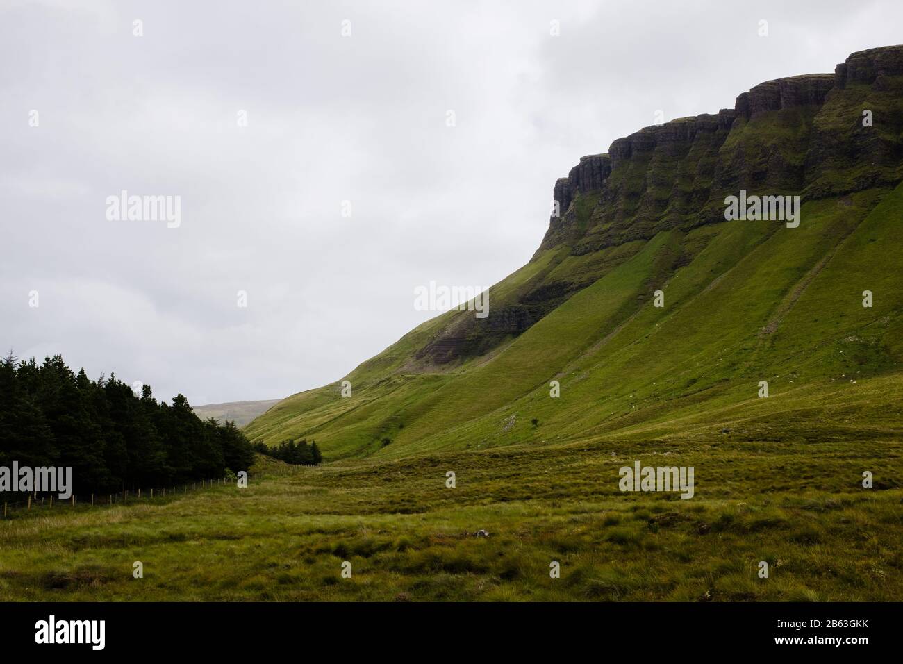 Mount Benbulben im County Sligo, Irland, an einem bewölkten Tag Stockfoto